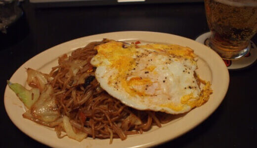 なんで焼きそばって目玉焼きを乗せるんだろう？